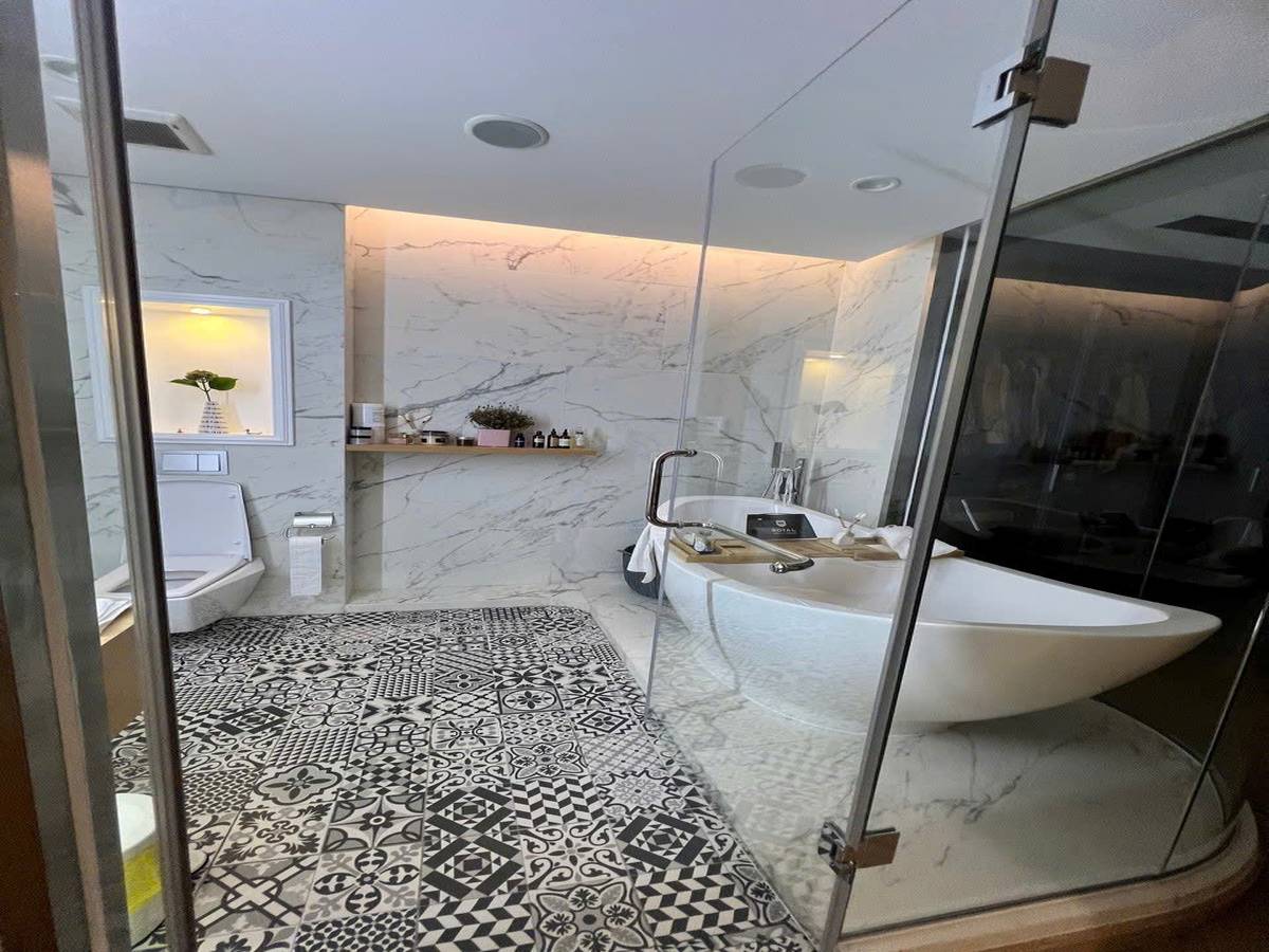 Phòng tắm được ốp đá marble